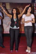 Puja Gupta 1, Elli Avram at Mickey Virus promotions at Wilson college in Mumbai on 1st Sept 2013 (74).JPG
